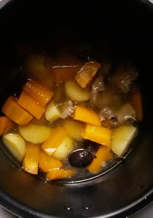 Hình của món Canh sườn hầm táo đỏ.