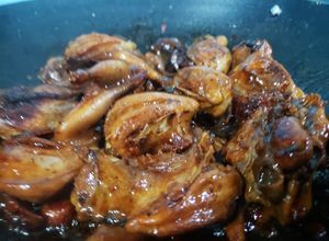 Hình của món Chim cút chiên bơ.