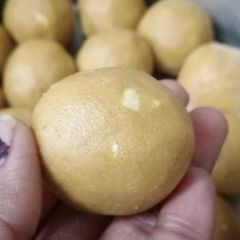 Besan mawa ladoo A picture of Besan mawa ladoo.