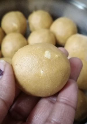 A picture of Besan mawa ladoo.