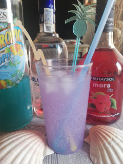 Una foto de Cóctel mora tropical 🍹🍇🥤