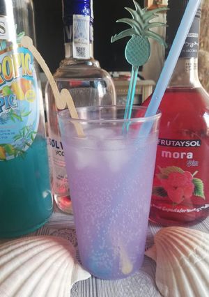 Una foto de Cóctel mora tropical 🍹🍇🥤