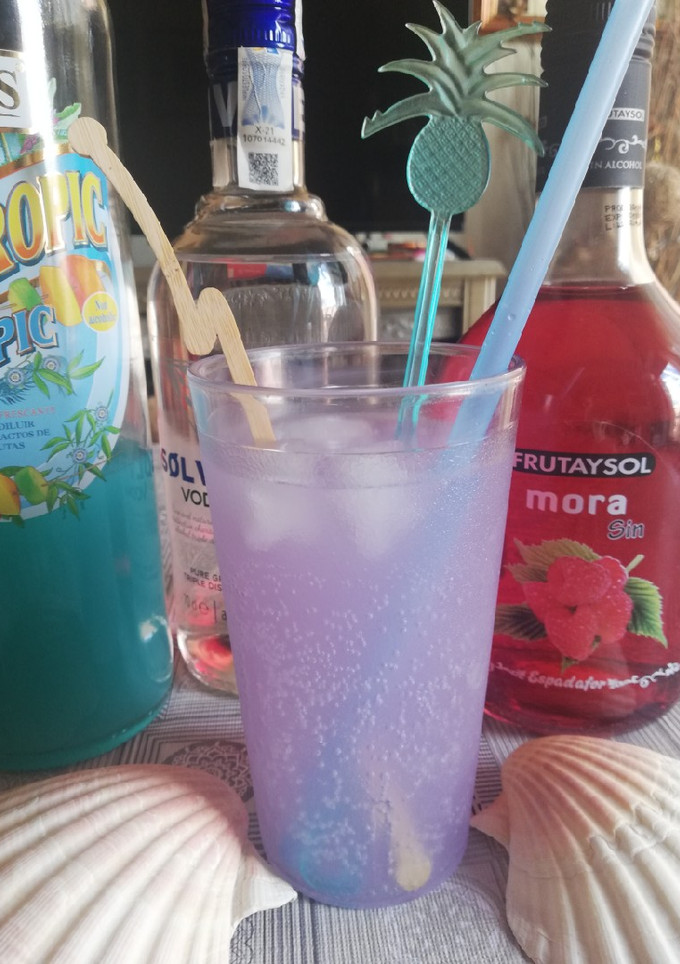 Una foto de Cóctel mora tropical 🍹🍇🥤