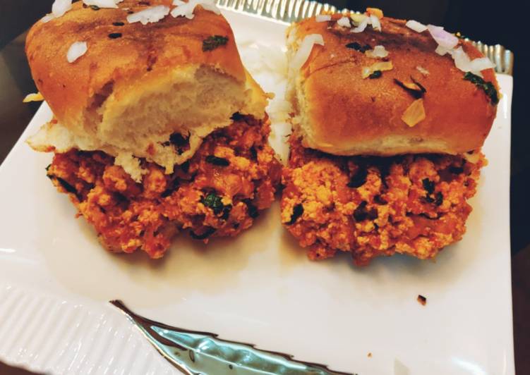 Recipe: Tasty Paneer bhurji pav