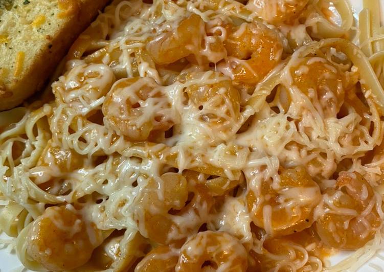 Shrimp fettuccine with red pepper sauce Shrimp fettuccine with red pepper sauce