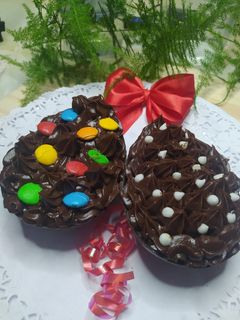 Una foto de Huevos De Pascua Con Ganache De Chocolate Y Crema Bariloche Rellenos