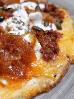 Una foto de Tortilla vaga de boloñesa, ricotta y cebolla caramelizada