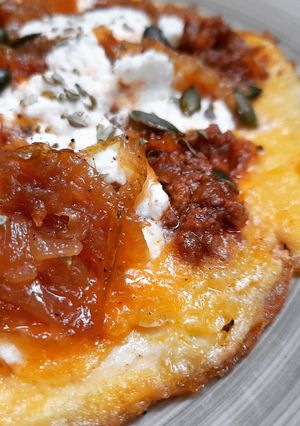 Una foto de Tortilla vaga de boloñesa, ricotta y cebolla caramelizada