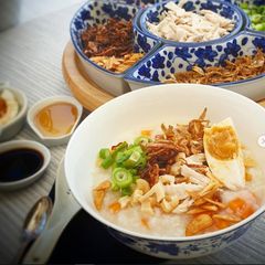 A picture of Malaysian Rice and Chicken Congee.
