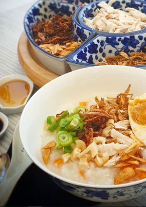 A picture of Malaysian Rice and Chicken Congee.