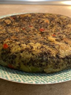 Una foto de Tortilla de patata con morcilla y pimientos