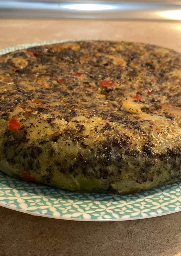 Una foto de Tortilla de patata con morcilla y pimientos
