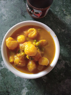बेबी पोटैटो विद मटर टमाटर (baby potato with matar tamatar recipe in Hindi) रेसिपी मुख्य फोटो