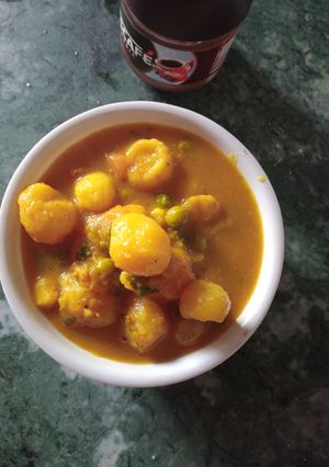 बेबी पोटैटो विद मटर टमाटर (baby potato with matar tamatar recipe in Hindi) रेसिपी मुख्य फोटो