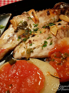 Una foto de Salmonetes y jurel negro con patatas y tomates