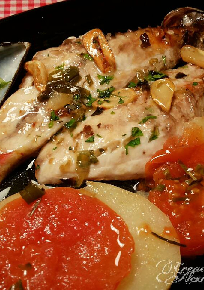 Una foto de Salmonetes y jurel negro con patatas y tomates