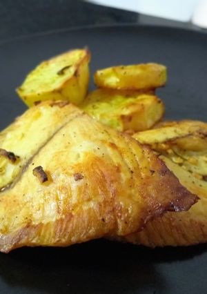 Foto de Tilápia Assada Com Limão, Manteiga E Batatas