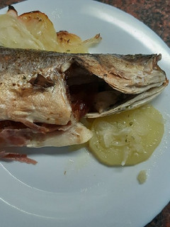 Una foto de Lubina al horno, con jamón serrano