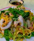 Mì xào mực lá và rau củ