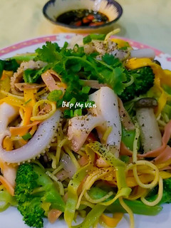 Hình của món Mì xào mực lá và rau củ.