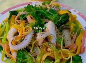 Hình của món Mì xào mực lá và rau củ.