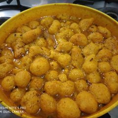 A picture of Boiled potato with besan mogra.