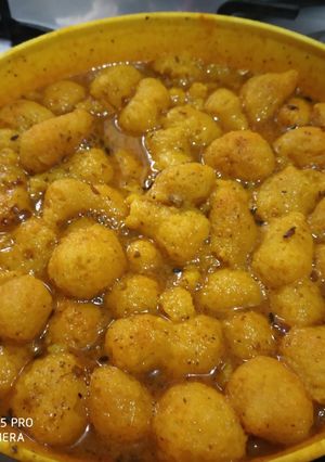 A picture of Boiled potato with besan mogra.