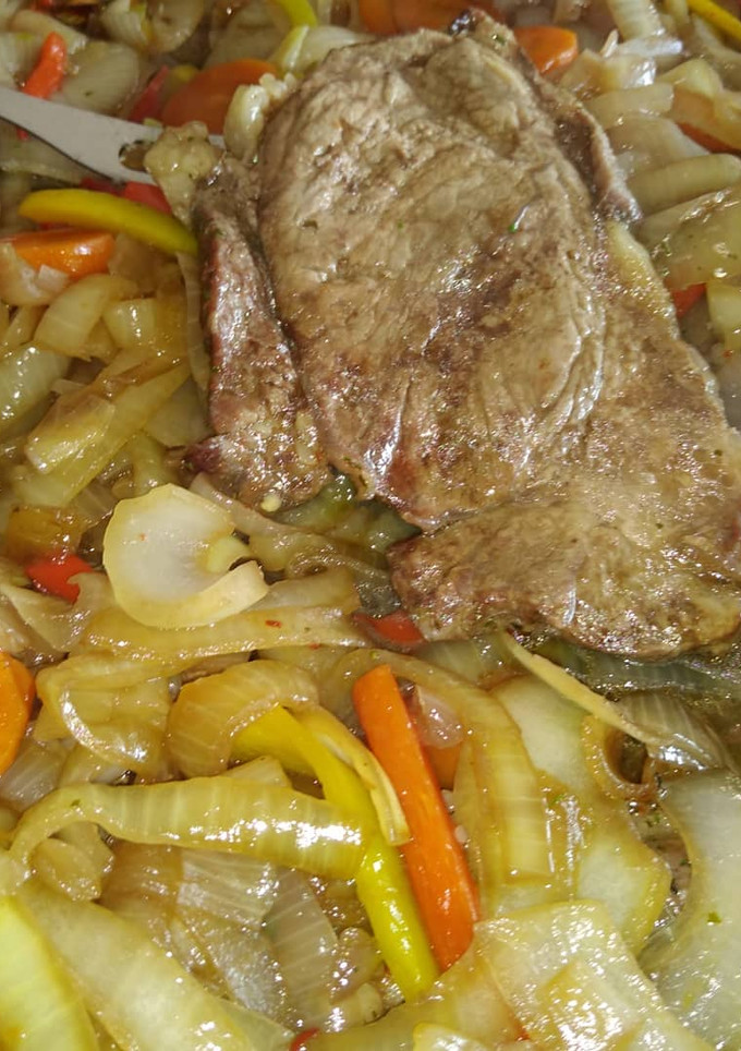 Una foto de Bifes a la criolla al horno con guarnición de papas