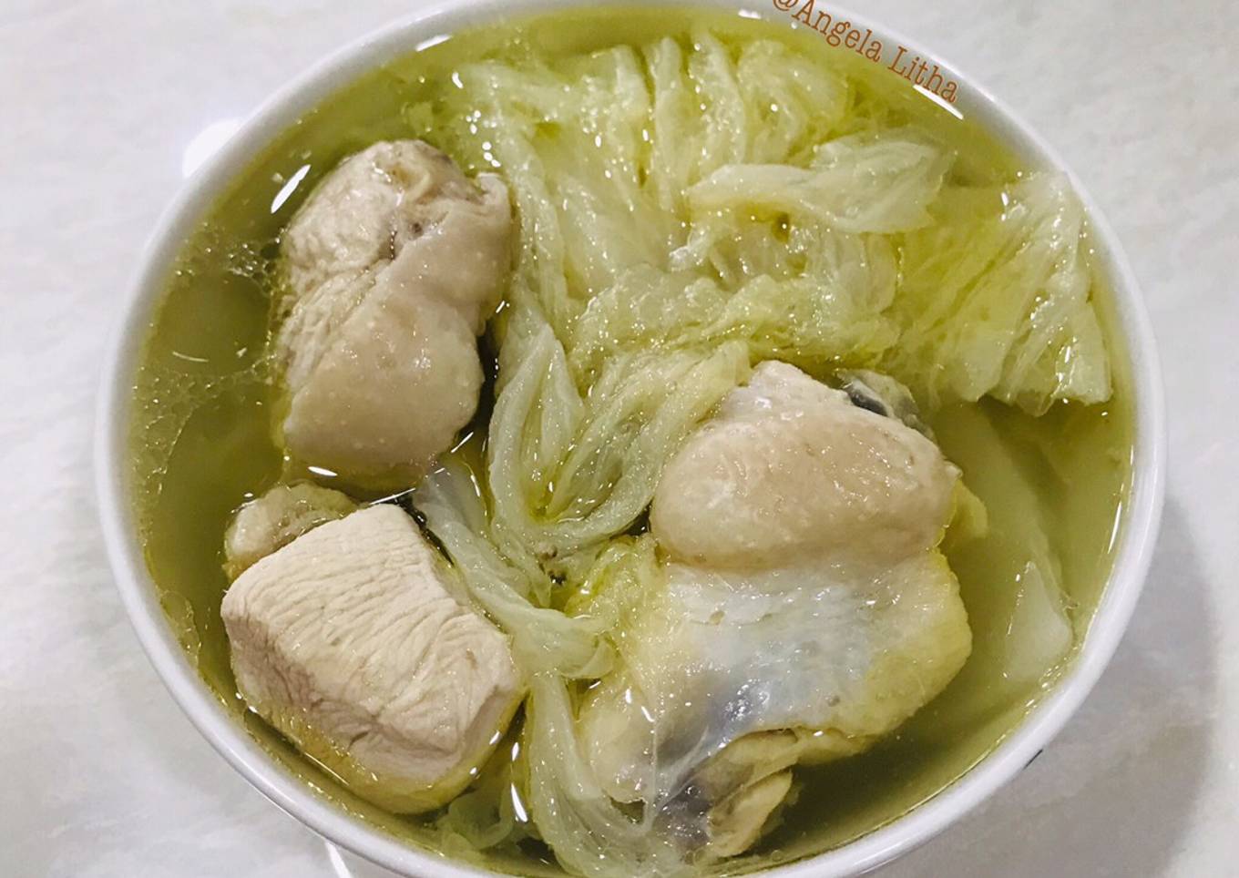Sup daging ayam dan asinan sawi putih