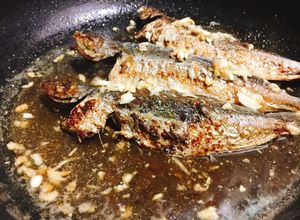 Hình của món Cá nục chiên zòn sốt tỏi ớt.