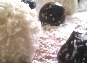 O poză a rețetei Tort Raffaello cu ciocolata, visine si mascarpone.