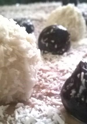O poză a rețetei Tort Raffaello cu ciocolata, visine si mascarpone.