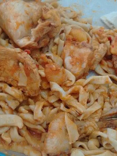 Una foto de Fideos caseros con salsa