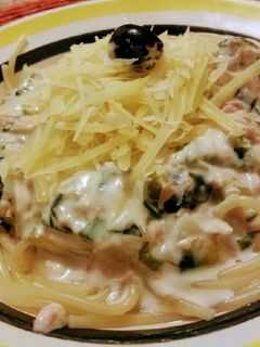 Una foto de Pasta con salsa blanca de atún y espinacas
