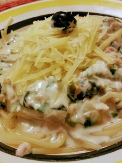 Una foto de Pasta con salsa blanca de atún y espinacas