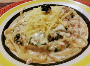 Una foto de Pasta con salsa blanca de atún y espinacas