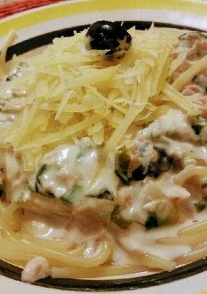 A picture of Pasta with White Sauce, Tuna, and Spinach.