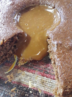 Una foto de Torta de chocolate con volcán de dulce de leche