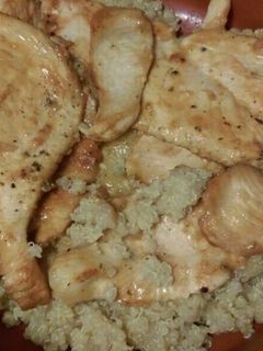 Una foto de Salteado de pollo al limón con quinoa