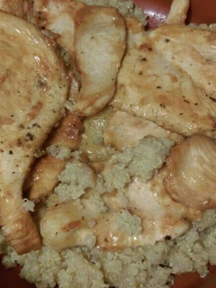 Una foto de Salteado de pollo al limón con quinoa