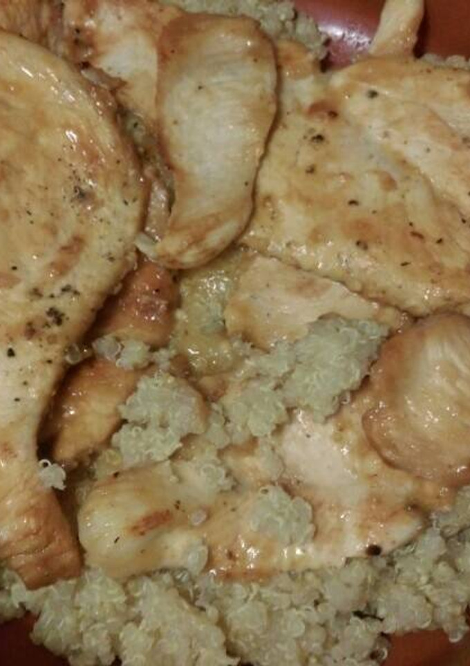 Una foto de Salteado de pollo al limón con quinoa