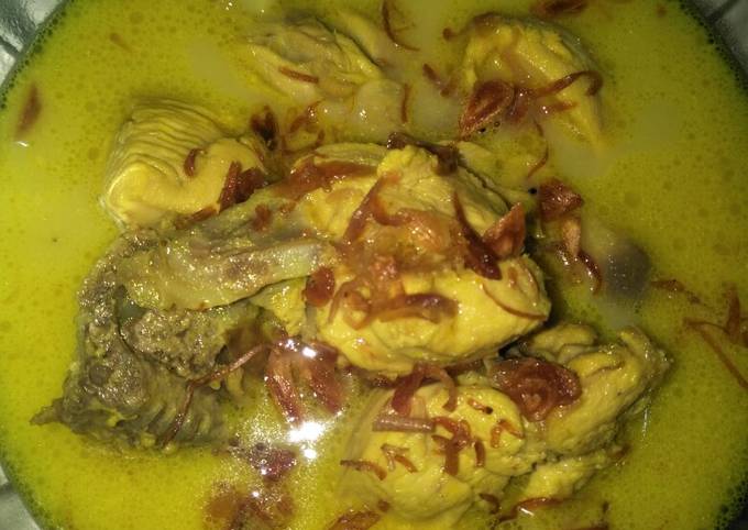 Opor Ayam bumbu kuning