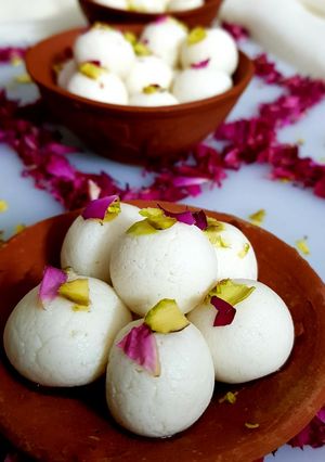 छैना रसगुल्ले (chena rasgulle recipe in HIndi) रेसिपी मुख्य फोटो