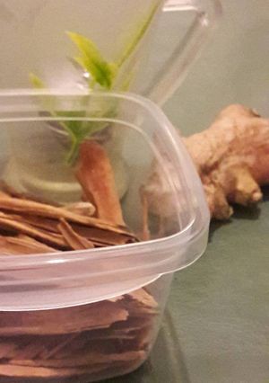 Una foto de Té de canela en rama, raíz de jengibre, limón y miel
