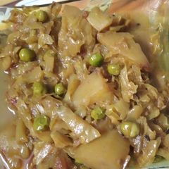 Cabbage curry with potatoes and peas A picture of Cabbage curry with potatoes and peas.
