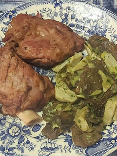 Una foto de Codillo precocinado con robellones y alcachofas