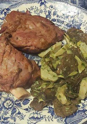 Una foto de Codillo precocinado con robellones y alcachofas