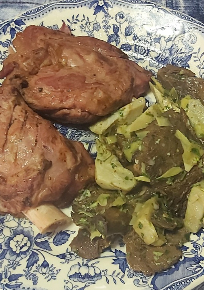 Una foto de Codillo precocinado con robellones y alcachofas