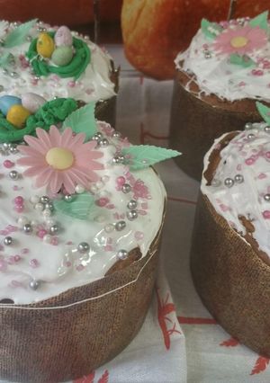 Una foto de Panettone con frutas confitadas y pasas.Receta fácil