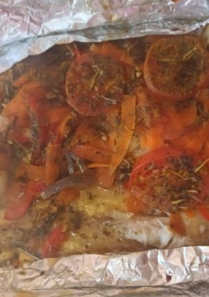 Una foto de Lomito de Atún con vegetales #riquísimo #rápido #saludable #horno 🐟🥕🌶🧅🧄🍅